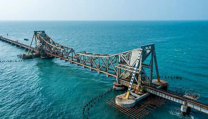 A train passing over the Annai Indira Gandhi Road Bridge in Rameshwaram (Rameswaram) A train passing over the Annai Indira Gandhi Road Bridge in Rameshwaram (Rameswaram)