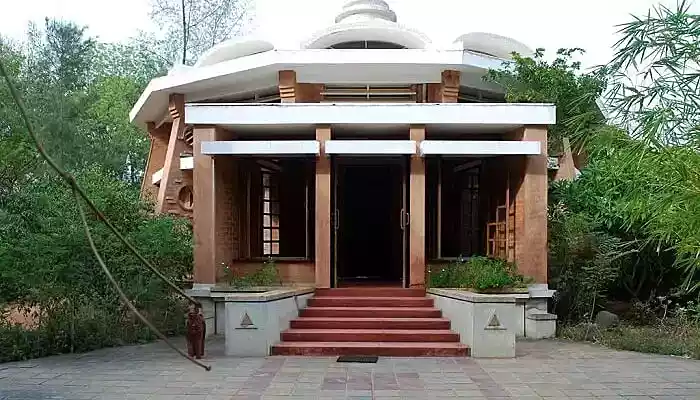 take classes of meditation in the centre